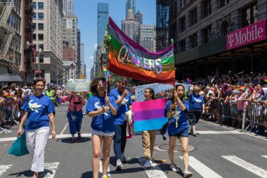 26 Haziran 2022 'de New York' ta yürüyüş yapan neşeli insanlar.