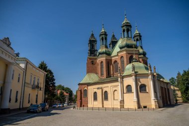 Tumski adasındaki Piotr ve Pawel katedralinin manzarası.