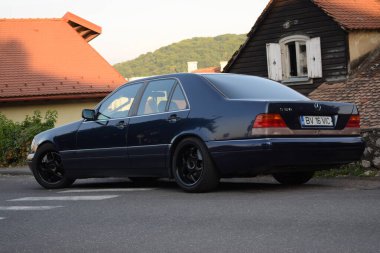 Yolda mavi bir Mercedes 'in manzarası