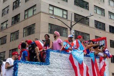 Manhattan sokaklarındaki kalabalık Porto Riko Günü Geçidi 'ni kutluyor.