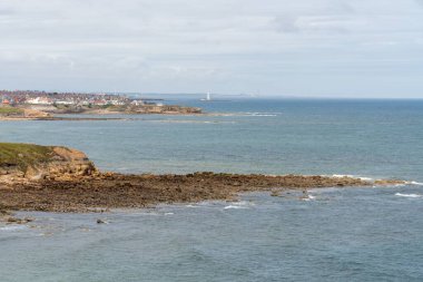King Edward Körfezi, Tynemouth, İngiltere üzerinden Whitley Körfezi ve St Mary Deniz Feneri 'ne doğru..