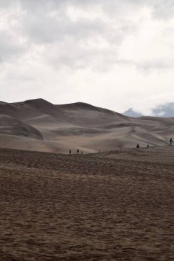 Colorado Springs 'teki çöl kumullarının dikey görüntüsü, bulutlu bir günde komutan.