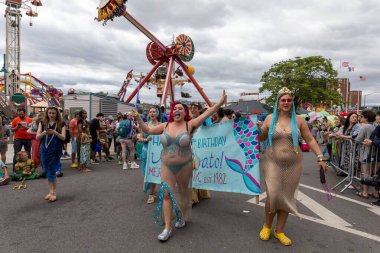 Brooklyn sokaklarındaki kalabalık Coney Adası Deniz Kızı Geçidi 'nin 40. yıldönümünü kutluyor.