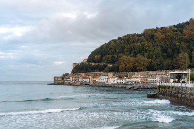 İspanya 'da güneşli bir günde San Sebastian kıyı şehrinin büyüleyici manzarası.