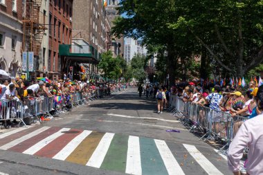 New York City, ABD 'de 2022 sayılı Onur Yürüyüşü' nü kutlayan insanlar