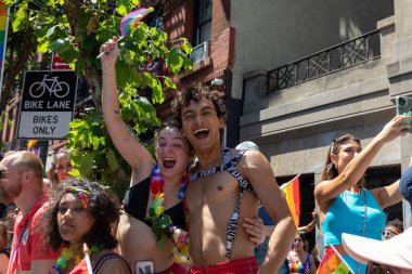 26 Haziran 2022 'de New York' ta yürüyüş yapan neşeli insanlar.