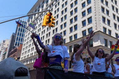 New York City, ABD 'de 2022 sayılı Onur Yürüyüşü' nü kutlayan insanlar