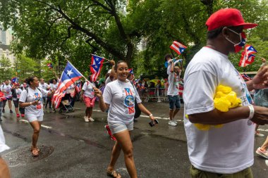 İnsanlar New York 'ta Porto Riko Günü Geçidi' ni kutluyorlar.