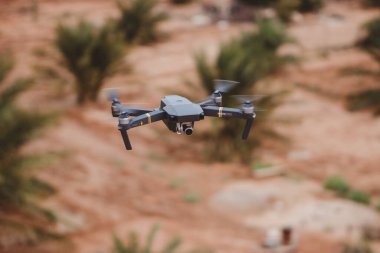Sahara Çölü ve palmiye ağaçları üzerinde uçan Dji Mavic Pro Drone 'un yakın plan fotoğrafı