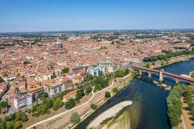 Pavia ve Ticino Nehri 'nin hava manzarası Pavia Katedrali' nin manzarası, Kapalı Köprü. Lombardia, İtalya
