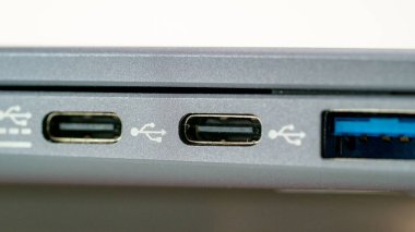 Bir USB girdilerinin yakın plan görüntüsü