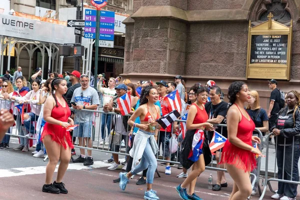 Large Crowd Celebrating Puerto Rican Day Parade 2022 Streets New — Stock Photo, Image