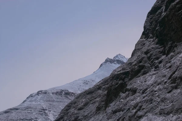 Eine Schöne Aussicht Auf Felsige Berge Die Alle Von Schnee — Stockfoto