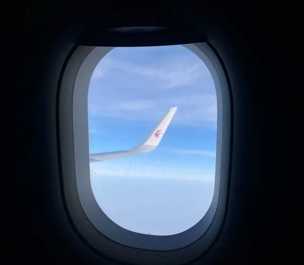 Ein Flugzeugflügel Aus Dem Inneren Eines Flugzeugs Vor Bewölktem Himmel — Stockfoto