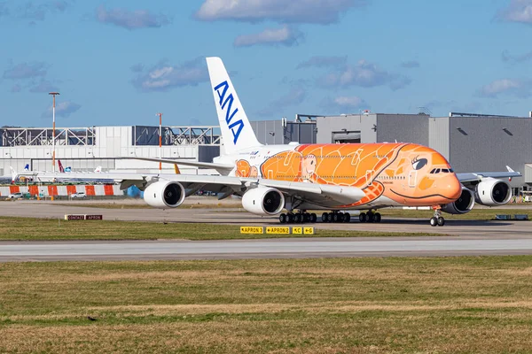 Όλα Nippon Airways Ana Airbus A380 841 Wwal 266 Τροχοδρομεί — Φωτογραφία Αρχείου