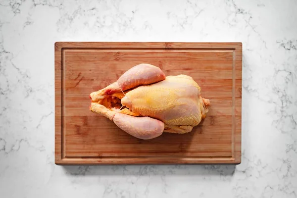 Eine Draufsicht Auf Mais Gefüttertes Huhn Auf Einem Marmorhintergrund — Stockfoto