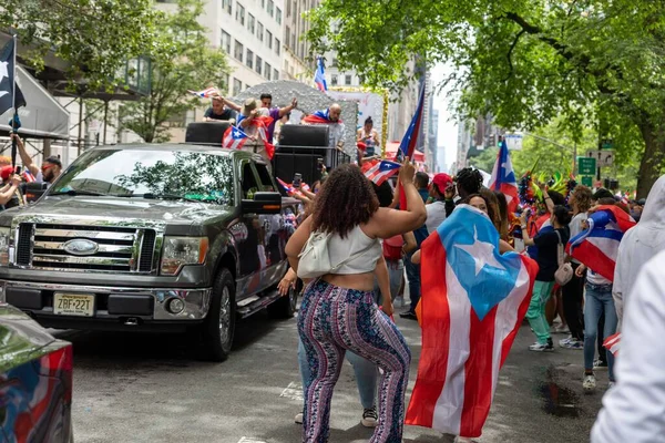 Large Crowds People Streets Manhattan Celebrating Puerto Rican Day Parade — Stock Photo, Image