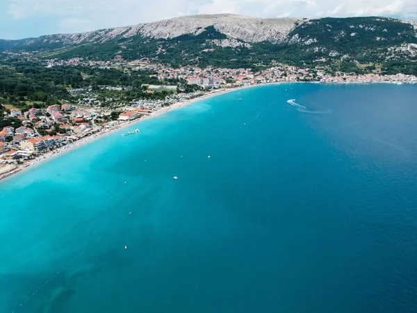 Una Tranquilla Vista Sul Mare Blu Vicino Alla Scogliera — Foto Stock