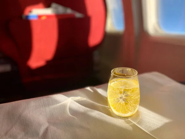 Невеликий Фокус Лимонного Скляного Кубка Першому Бізнес Класі Салоні Hainan — стокове фото