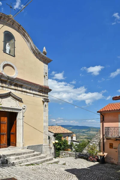 Uitzicht Kerk Smalle Straat Tussen Oude Stenen Huizen Scontrone — Stockfoto