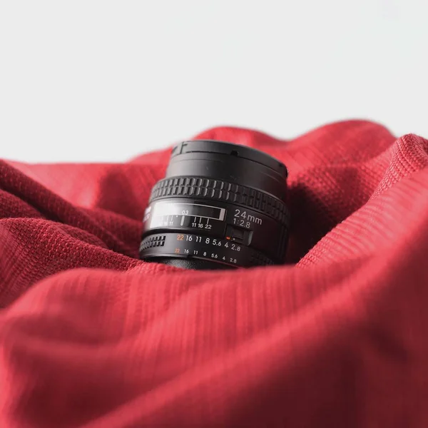 Primer Plano Lente Cámara Nikon Lente Dslr Sobre Paño Rojo — Foto de Stock