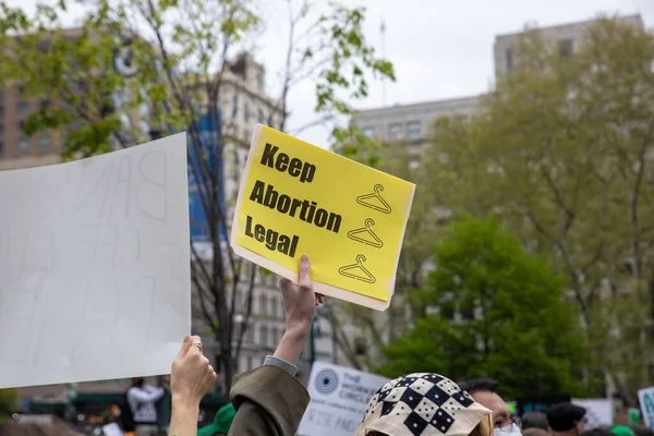 美国福里广场 一名年轻女子拿着印有 让堕胎合法化 字样的纸板 — 图库照片