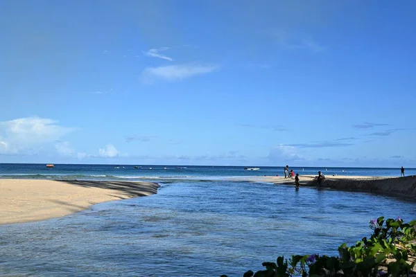 Una Splendida Vista Sul Paesaggio Mare Blu Sabbia Dorata Contro — Foto Stock
