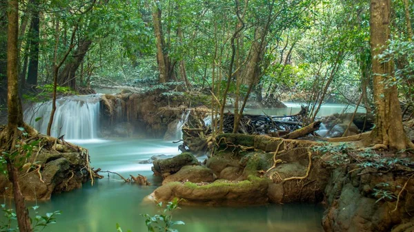 Une Vue Imprenable Sur Une Cascade Arrière Plan Une Forêt — Photo