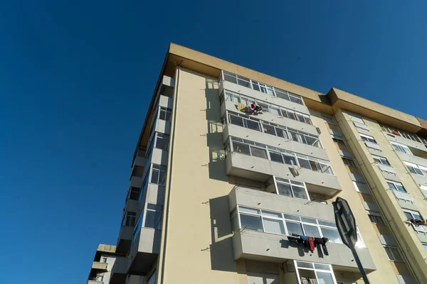 アパートの上の青い空の低角度のショット — ストック写真