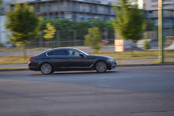 Fekete Mercedes Benz Utcán Brassóban Romániában Nyáron — Stock Fotó