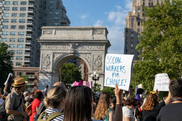 Washington Square Park New York 2022 Protesters Holding Cardboard Signs — Stock Photo, Image