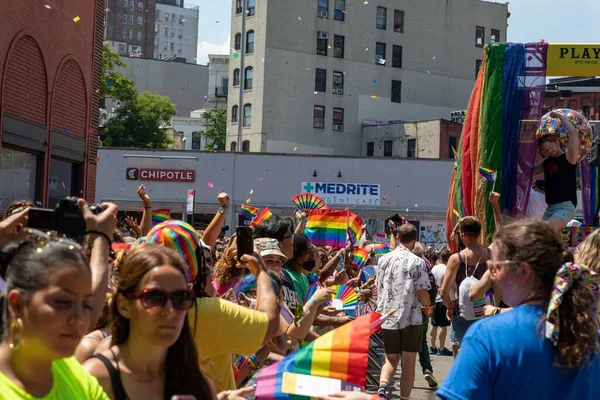 Wielu Młodych Ludzi Pride Parade Nowym Jorku — Zdjęcie stockowe