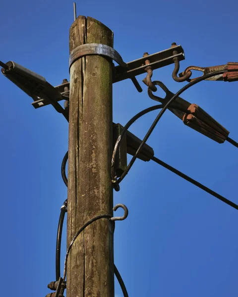 蓝天蓝天背景下木制电线杆的低角度垂直特写 — 图库照片