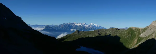 Een Panoramisch Uitzicht Rotsachtige Bergen Een Landelijk Gebied Blauwe Lucht — Stockfoto