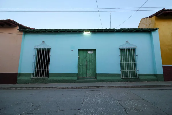 Uma Bela Vista Edifício Colorido Trinidad Sob Céu Azul — Fotografia de Stock