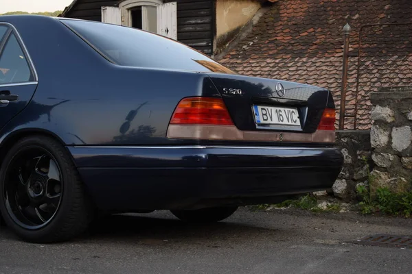 Una Vista Una Mercedes Blu Sulla Strada — Foto Stock