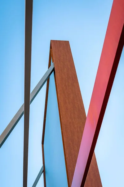 壁紙のための素晴らしい カラフルな金属と木製の建設の詳細の垂直ショット — ストック写真