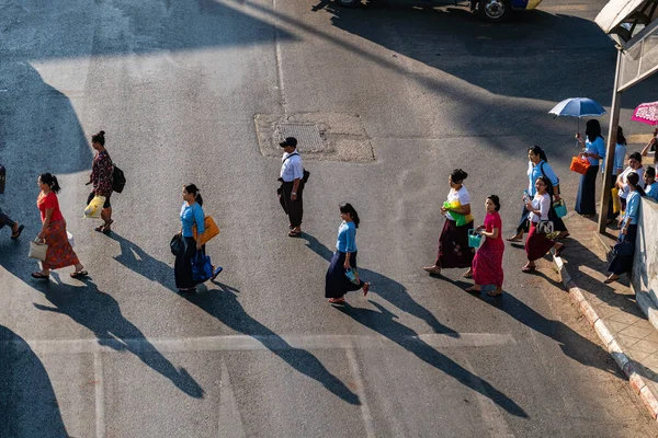 Yazın Myanmar 'daki Yangon şehir merkezi manzarası.