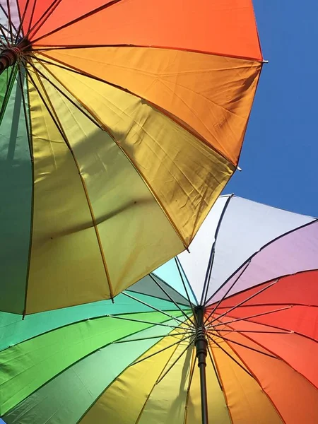 Regnbågsfärgade Paraplyer Med Svart Metallöppningssystem Vertikala — Stockfoto