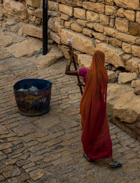 Une Vue Femme Dans Balayeuse Sari Nettoyage Sol Pierre Dorée — Photo