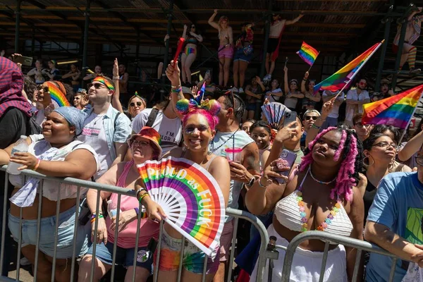 Gente Alegre Caminando Desfile Del Orgullo Ciudad Nueva York Junio —  Fotos de Stock