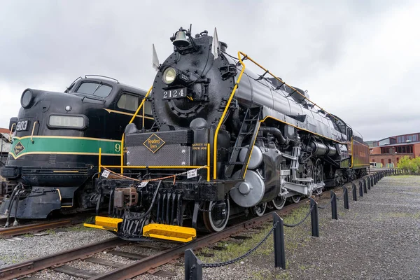 旧的和历史性的蒸汽火车在博物馆的轨道上运行 — 图库照片