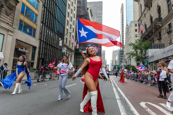 米国ニューヨーク市の路上でプエルトリコの日パレード2022を祝う大群衆 — ストック写真