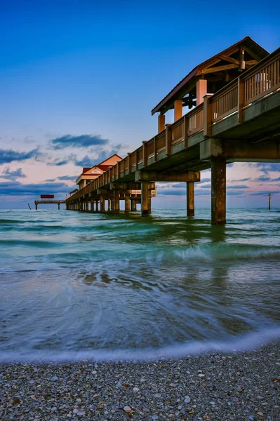 Uma Vertical Clearwater Beach Por Pier Flórida Amanhecer Filmado Exposição — Fotografia de Stock