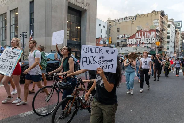 Protestujący Trzymający Kartonowe Znaki Wolności Ciała Tym Jak Sąd Najwyższy — Zdjęcie stockowe