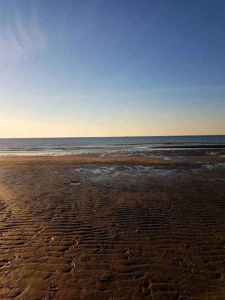Вертикальный Снимок Песчаного Пляжа Водным Пейзажем Горизонтом — стоковое фото