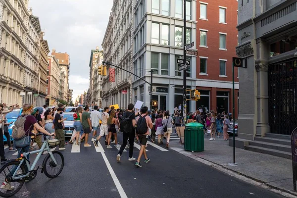 Группа Протестующих Картонными Табличками Идущих Фоли Сквер Нью Йорк После — стоковое фото