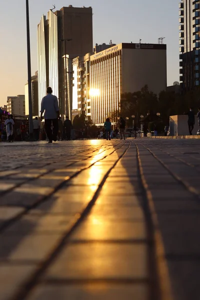 ドバイの路上の人々との建物に反映日没の垂直ショット — ストック写真