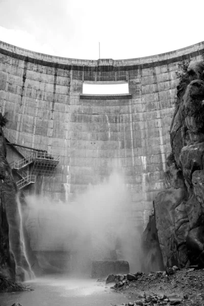 Een Oude Grote Waterdam Een Zonnige Ochtend — Stockfoto
