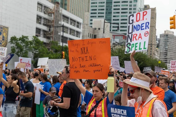 Gran Multitud Protestando Por Las Armas Caminando Desde Cadman Plaza —  Fotos de Stock